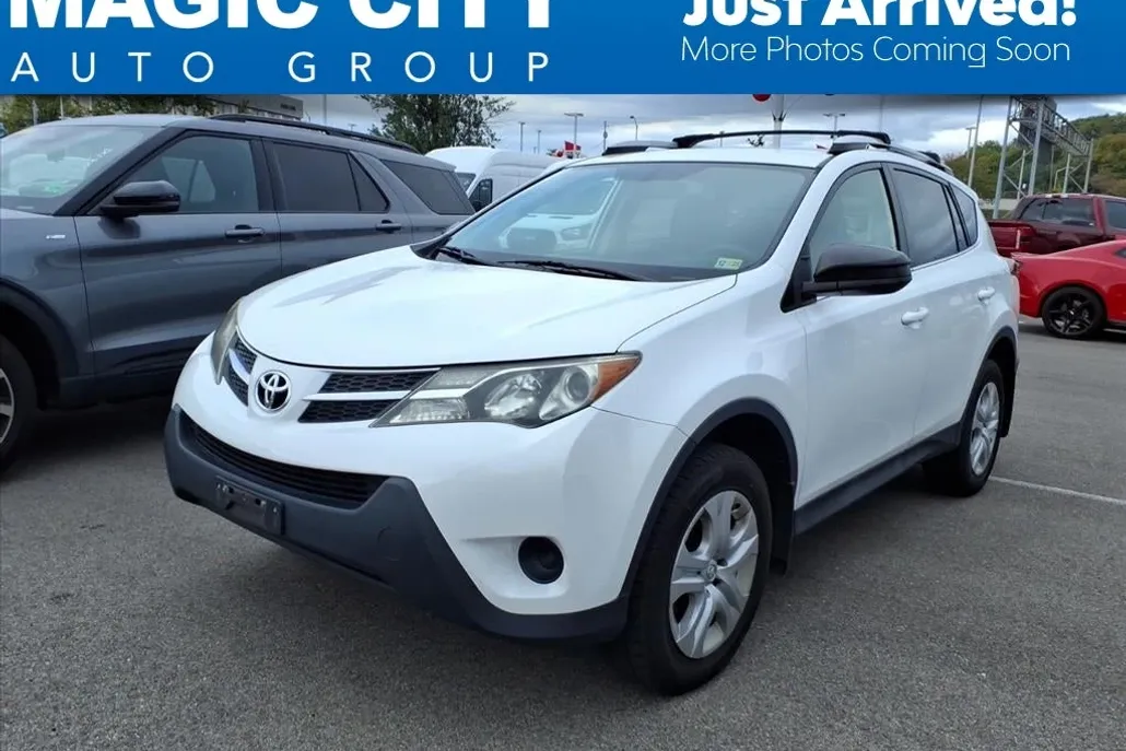 2015 Toyota RAV4 LE photo 1