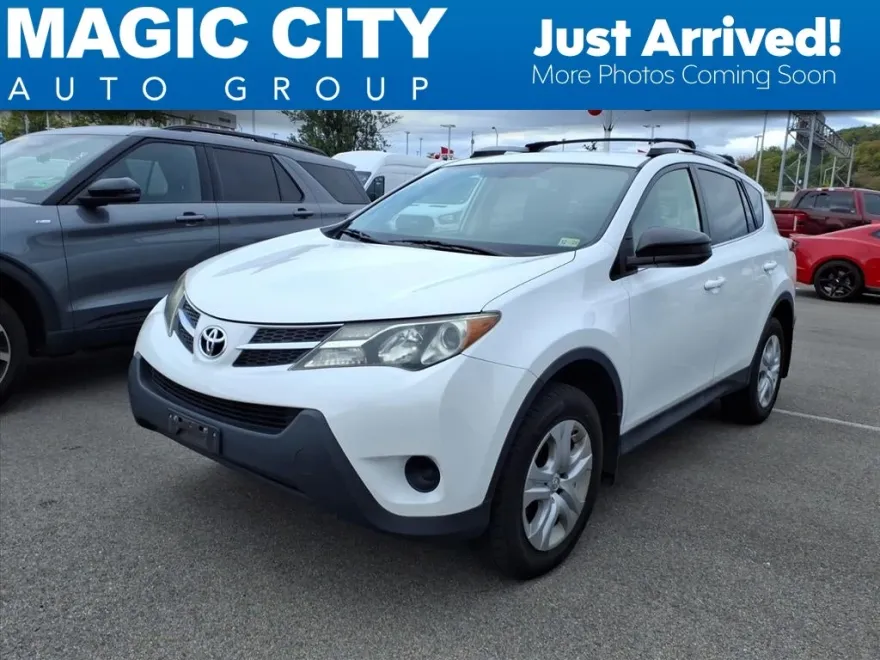2015 Toyota RAV4 LE photo 1