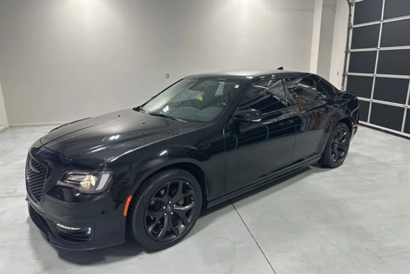 2022 Chrysler 300 Touring L photo 1