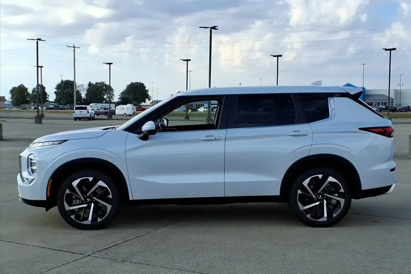 2024 Mitsubishi Outlander SE photo 1