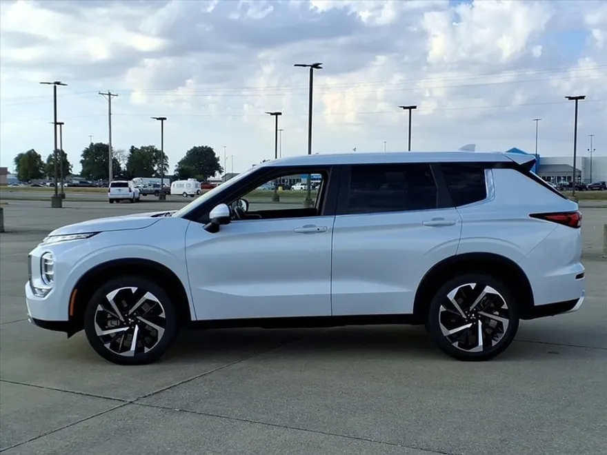 2024 Mitsubishi Outlander SE photo 1