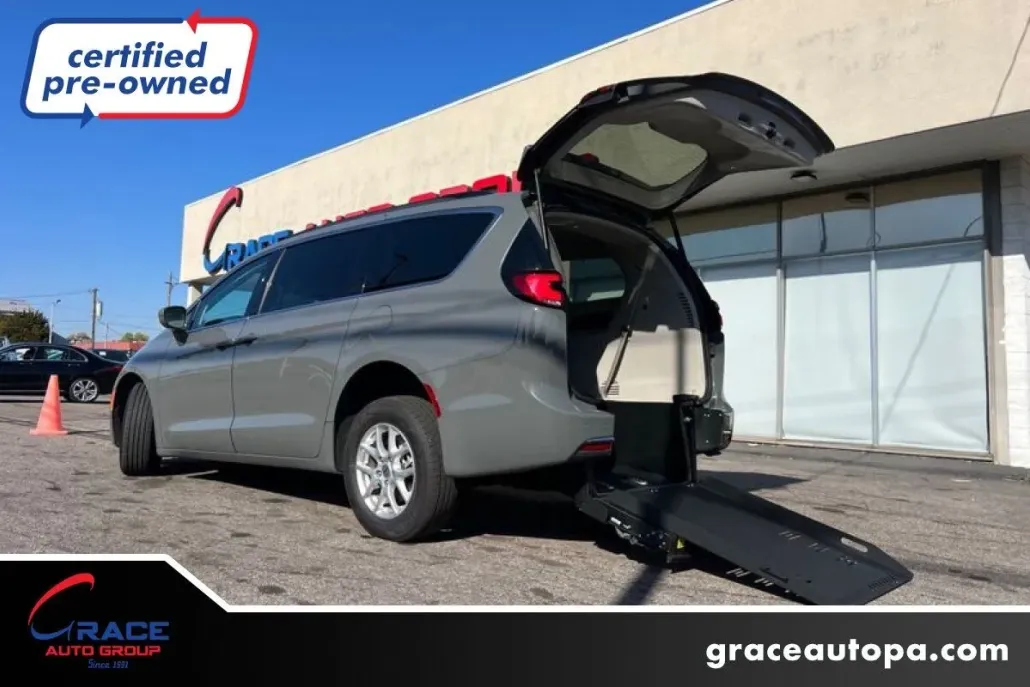 2022 Chrysler Pacifica Touring L photo 1