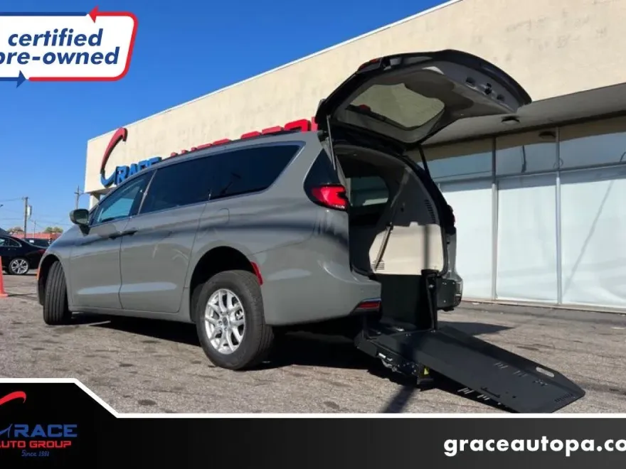 2022 Chrysler Pacifica Touring L photo 1