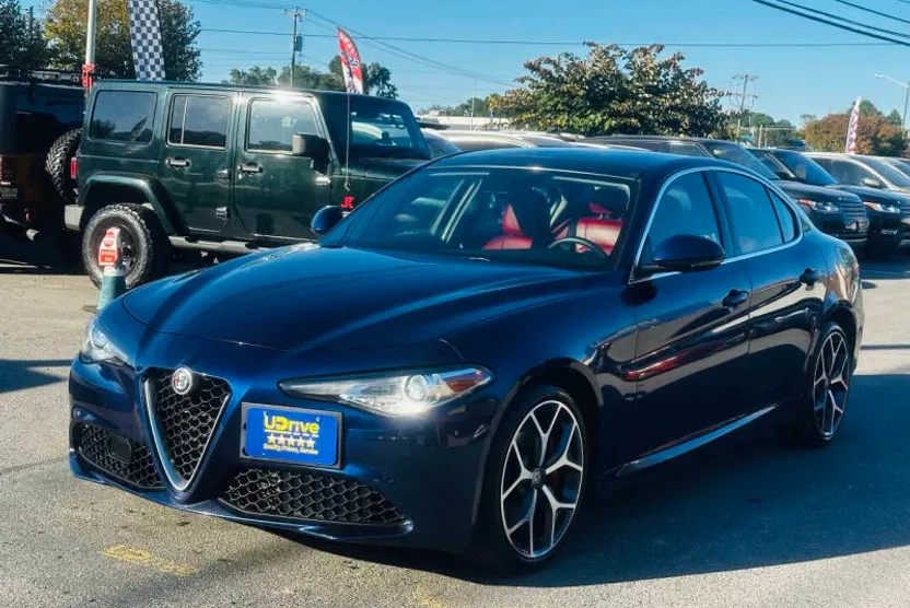2019 Alfa Romeo Giulia Sport photo 1