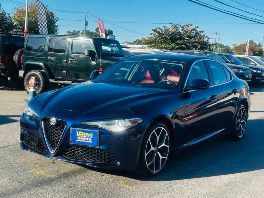 2019 Alfa Romeo Giulia Sport photo 1