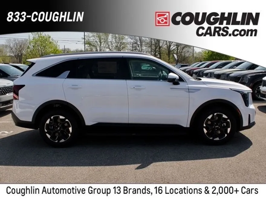 2025 Kia Sorento S photo 1