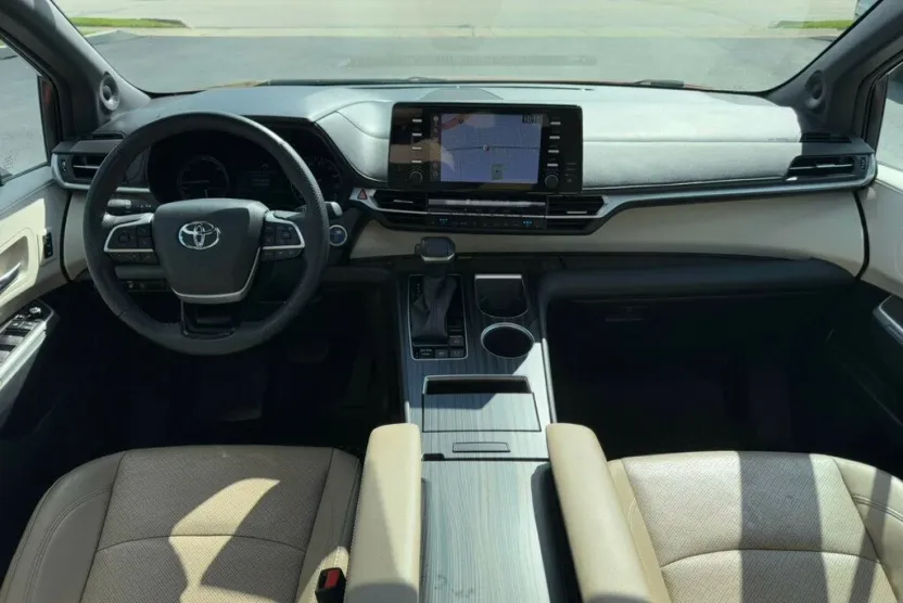 2021 Toyota Sienna Limited photo 1