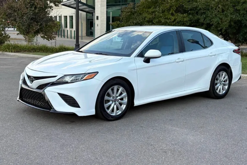 2018 Toyota Camry SE XLE photo 1