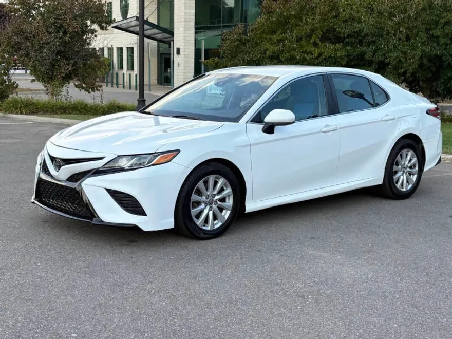 2018 Toyota Camry SE XLE photo 1