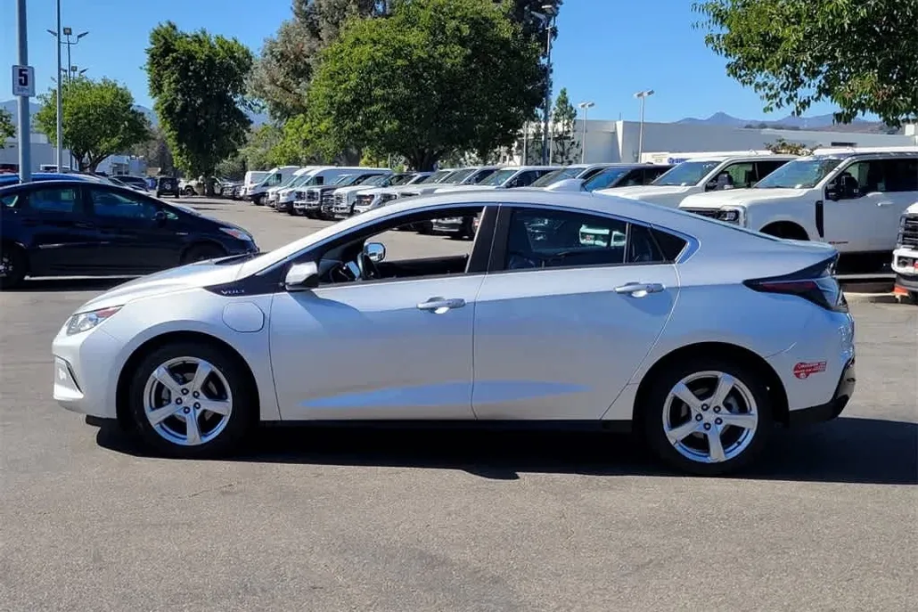 2017 Chevrolet Volt LT photo 1