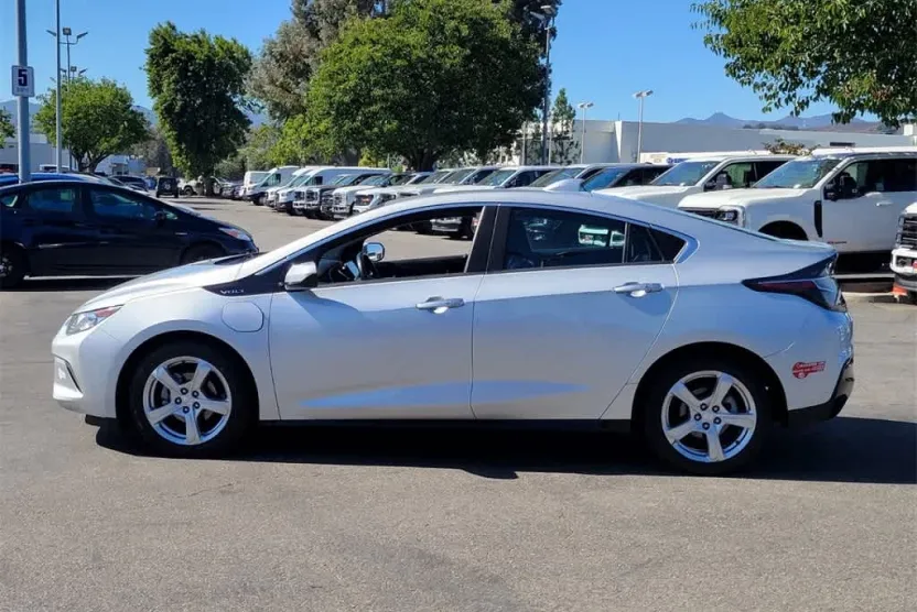 2017 Chevrolet Volt LT photo 1