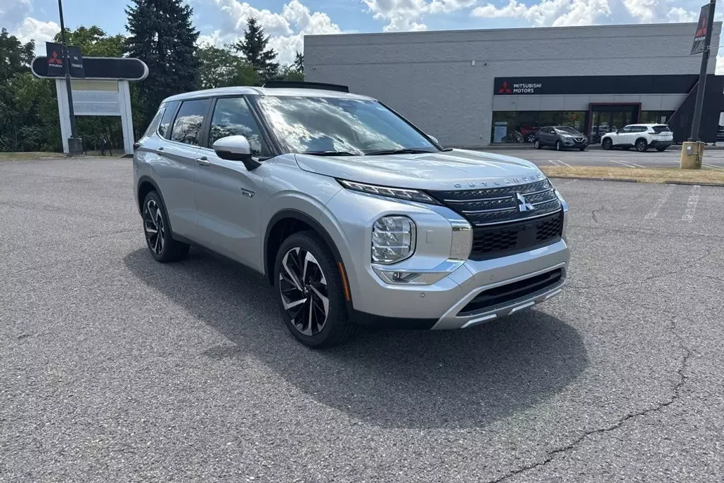2025 Mitsubishi Outlander PHEV SE photo 1