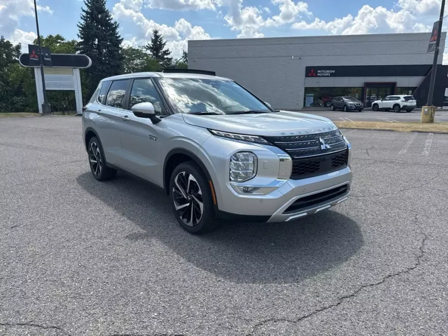 2025 Mitsubishi Outlander PHEV SE photo 1