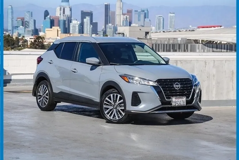 2022 Nissan Kicks SV photo 1