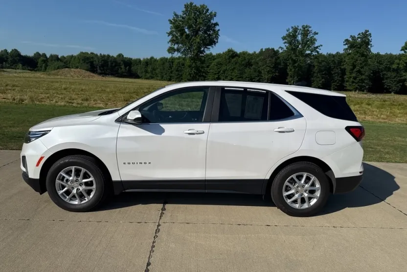 2022 Chevrolet Equinox LT photo 1