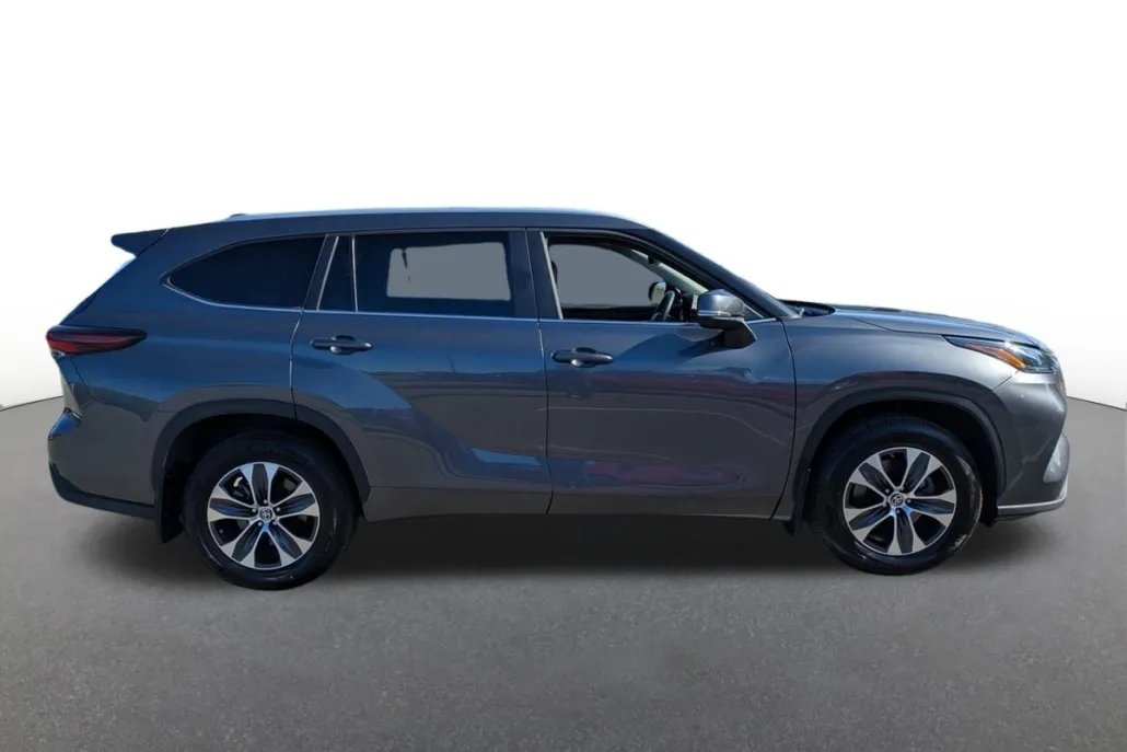 2024 Toyota Highlander Base photo 1