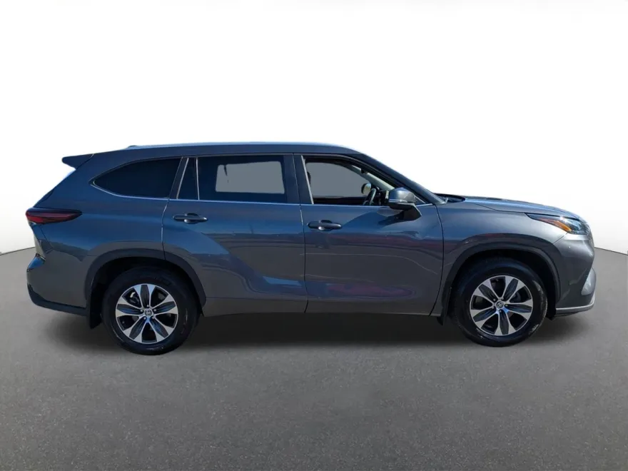 2024 Toyota Highlander Base photo 1