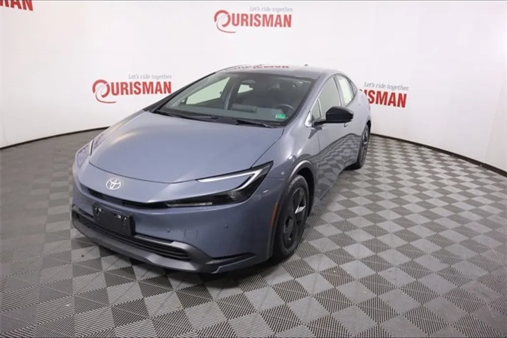 2024 Toyota Prius LE photo 1