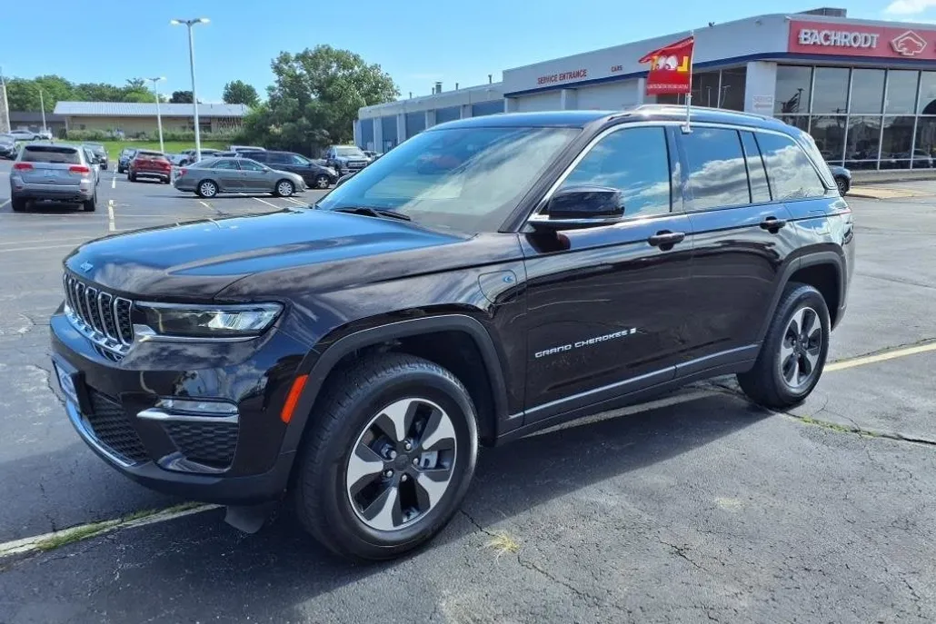 2022 Jeep Cherokee Limited 4xe photo 1