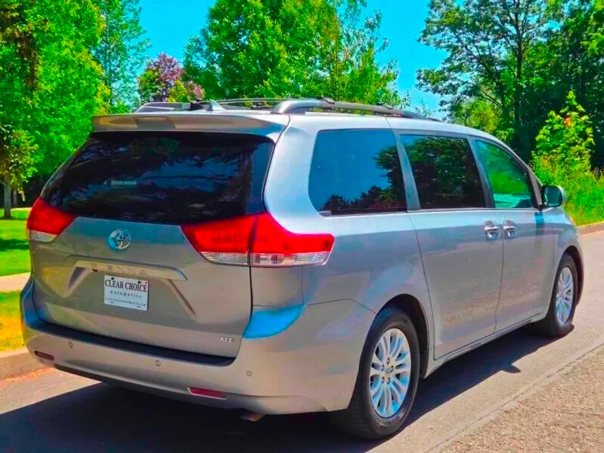 2012 Toyota Sienna XLE photo 1