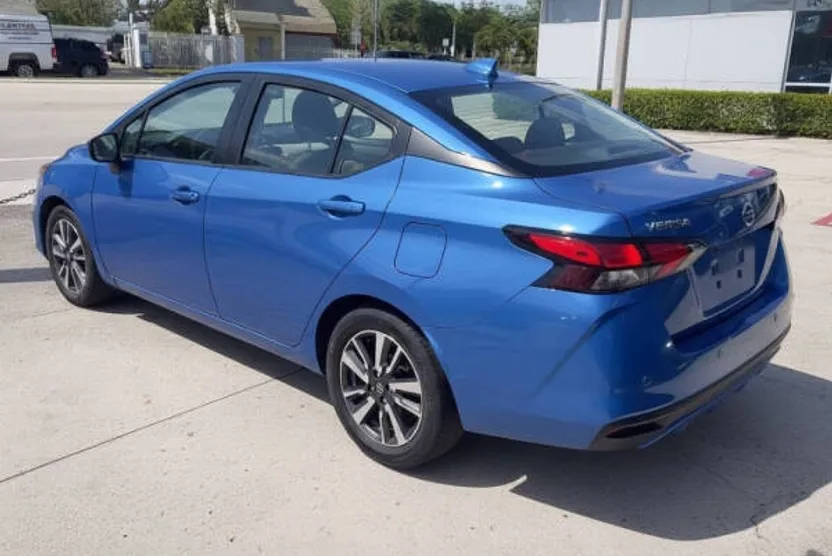 2022 Nissan Versa SV photo 1