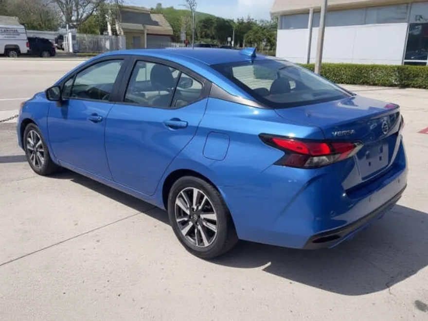2022 Nissan Versa SV photo 1