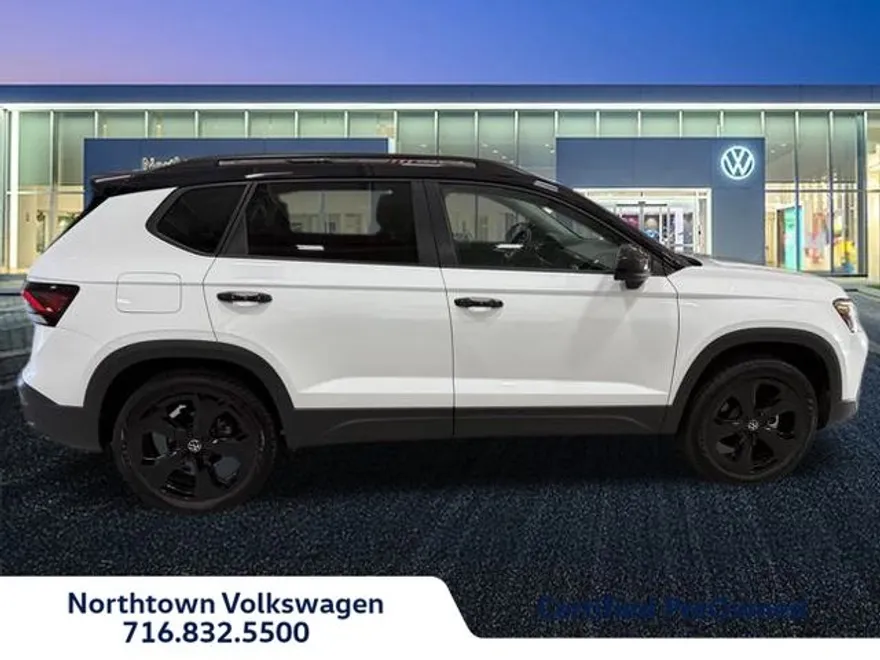 2025 Volkswagen Taos SE photo 1