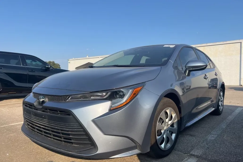 2025 Toyota Corolla LE photo 1