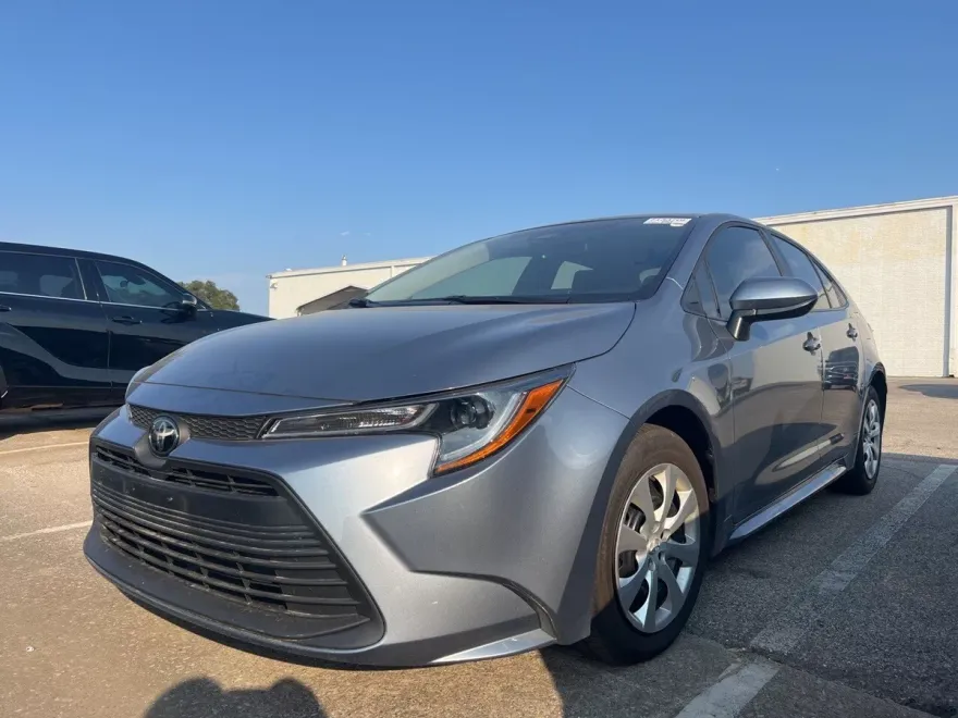 2025 Toyota Corolla LE photo 1