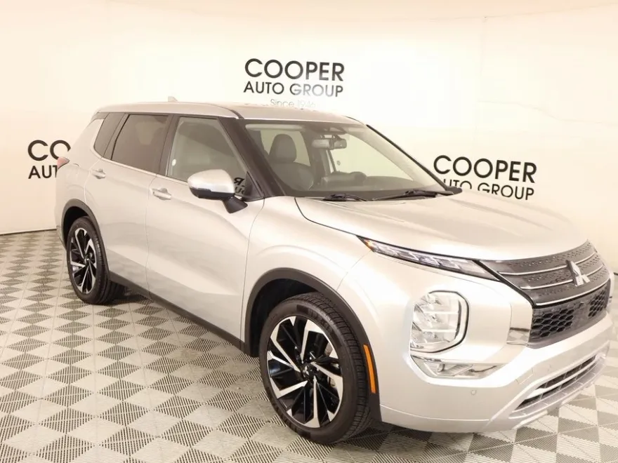 2024 Mitsubishi Outlander SE photo 1