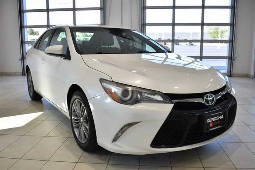 2017 Toyota Camry SE photo 1