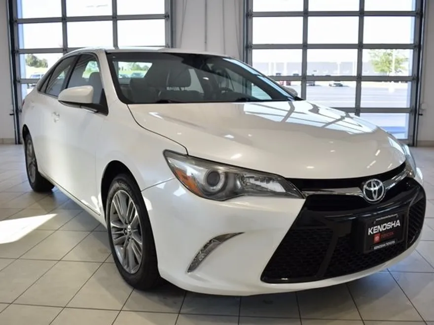2017 Toyota Camry SE photo 1