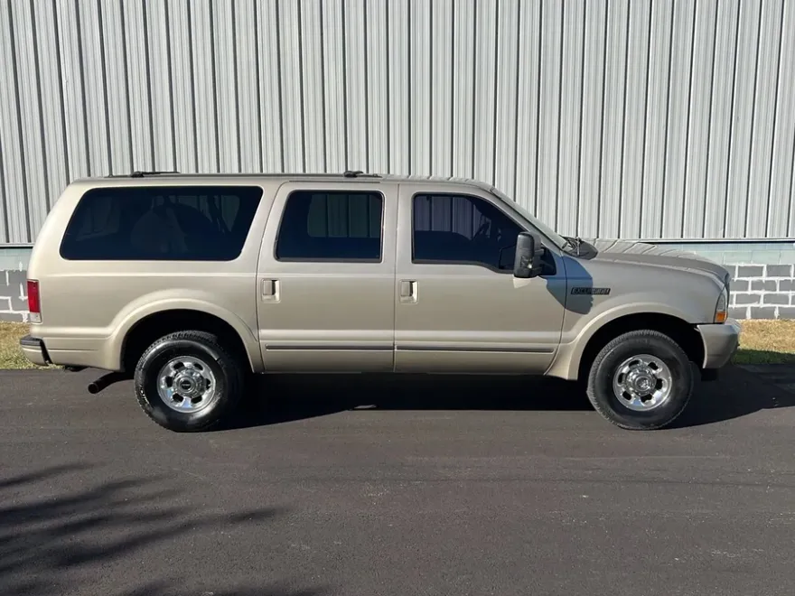 2004 Ford Excursion Limited photo 1