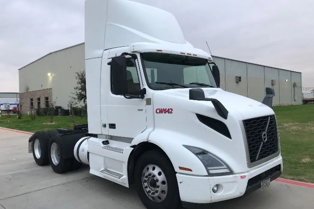 2020 Volvo Truck VNR photo 1