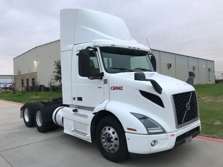 2020 Volvo Truck VNR photo 1