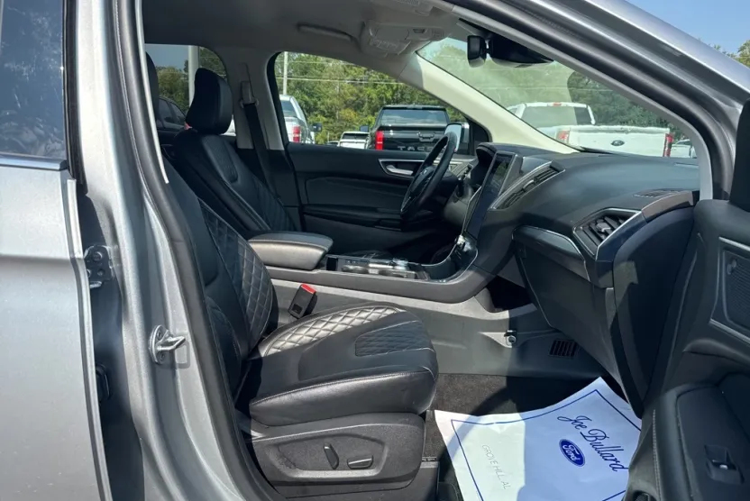 2024 Ford Edge Titanium photo 1