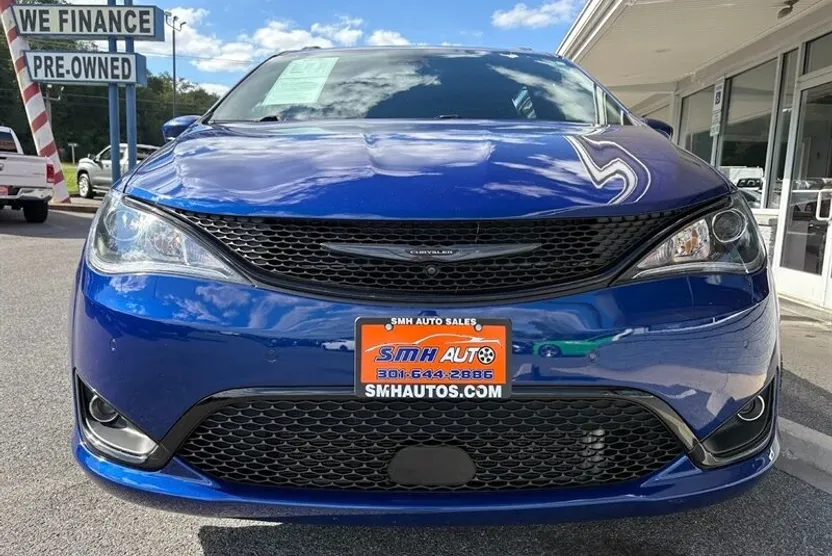 2020 Chrysler Pacifica Touring L photo 1