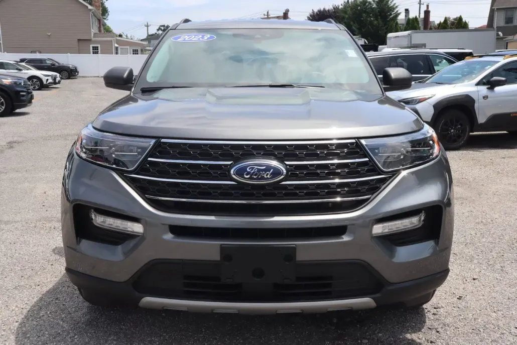 2023 Ford Explorer XLT photo 1
