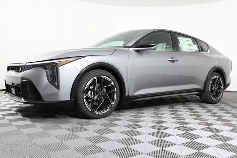 2025 Kia K4 GT-Line photo 1