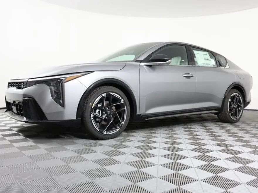 2025 Kia K4 GT-Line photo 1