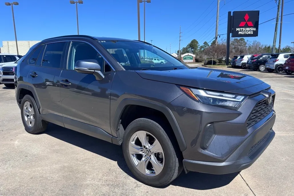 2022 Toyota RAV4 XLE photo 1