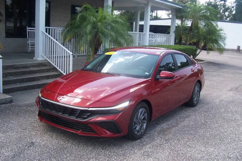 2024 Hyundai Elantra SEL photo 1