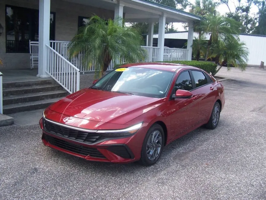 2024 Hyundai Elantra SEL photo 1