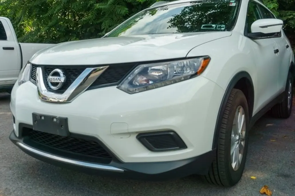 2016 Nissan Rogue SV photo 1
