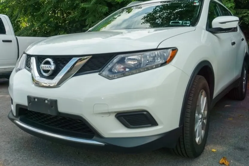 2016 Nissan Rogue SV photo 1