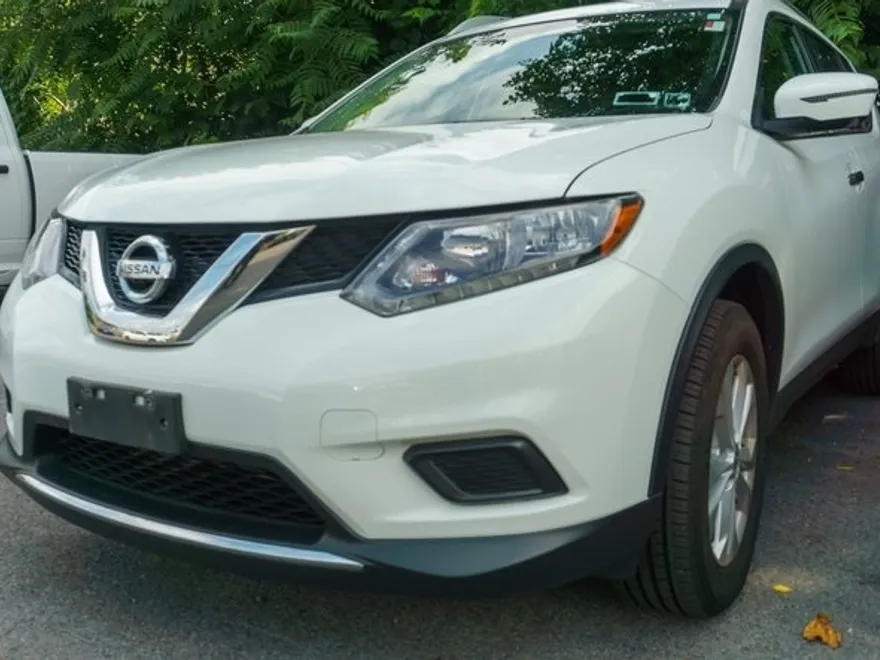 2016 Nissan Rogue SV photo 1