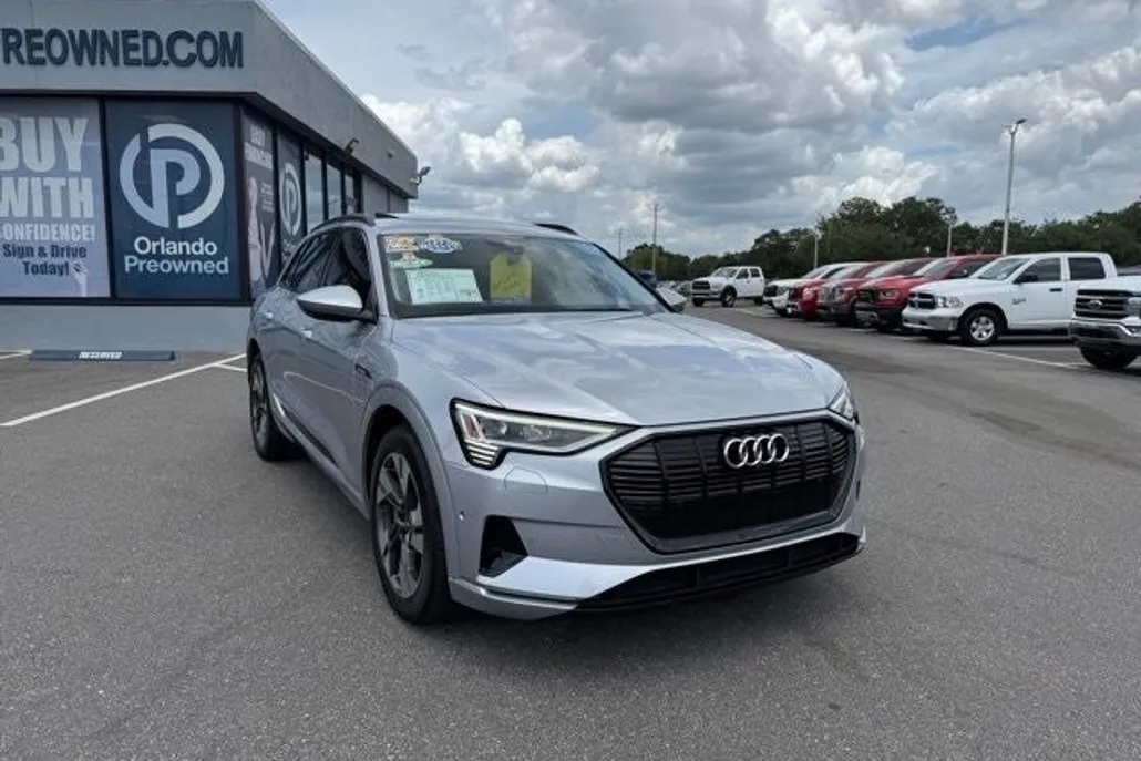 2022 Audi e-tron Premium photo 1