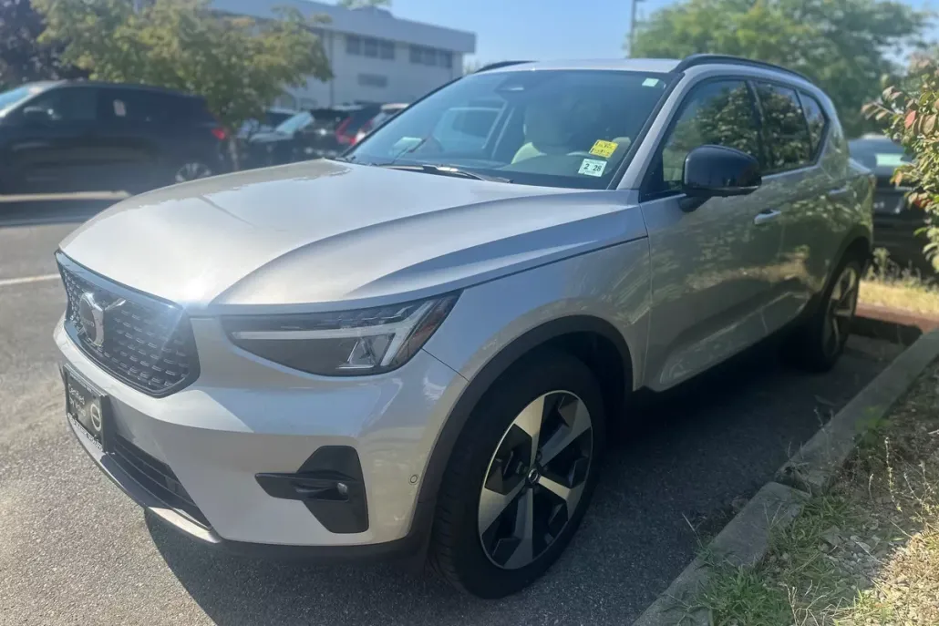2023 Volvo XC40 AWD Plus photo 1