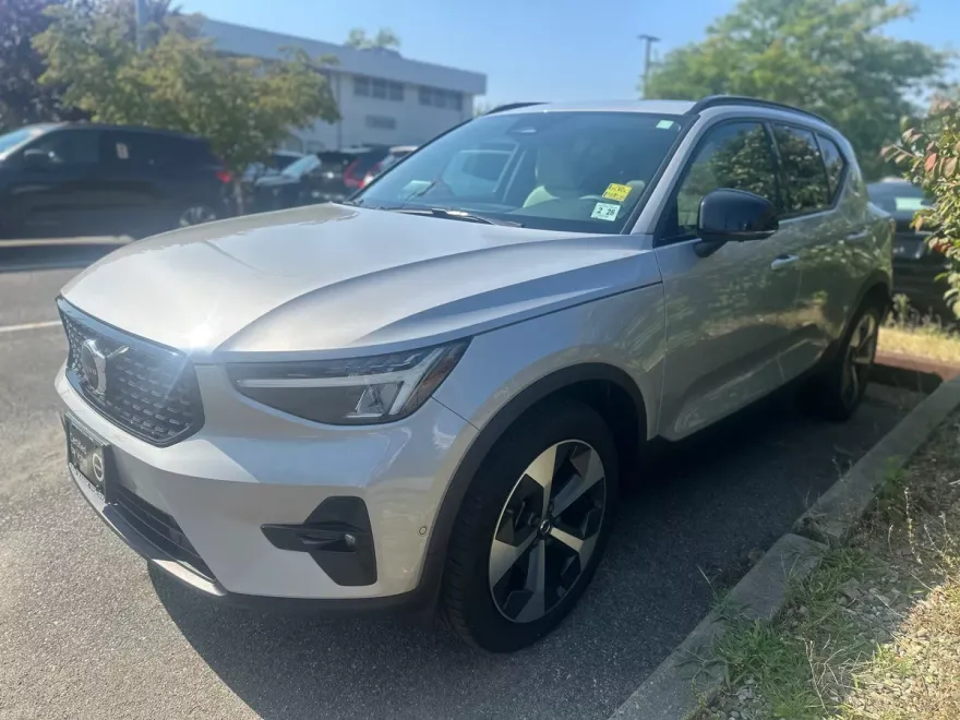 2023 Volvo XC40 AWD Plus photo 1
