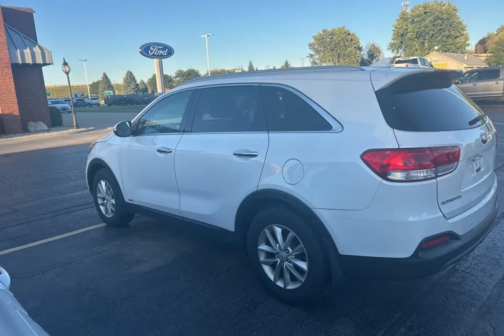 2016 Kia Sorento LX photo 1